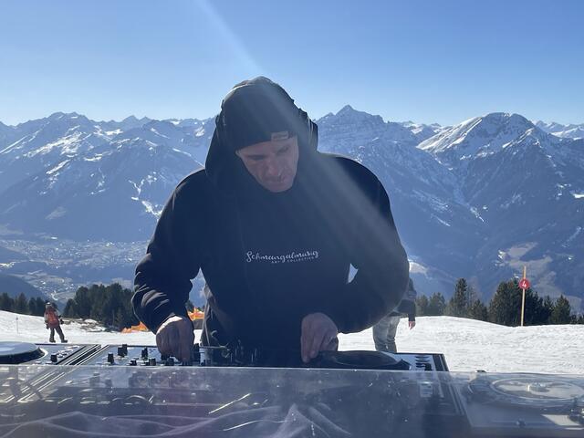 Gutzisun alias Günther Brunner aus Gries heizte am Samstag den Besuchern am Patscherkofel mit seiner "Schmangalmusig" ein. | Foto: Kainz