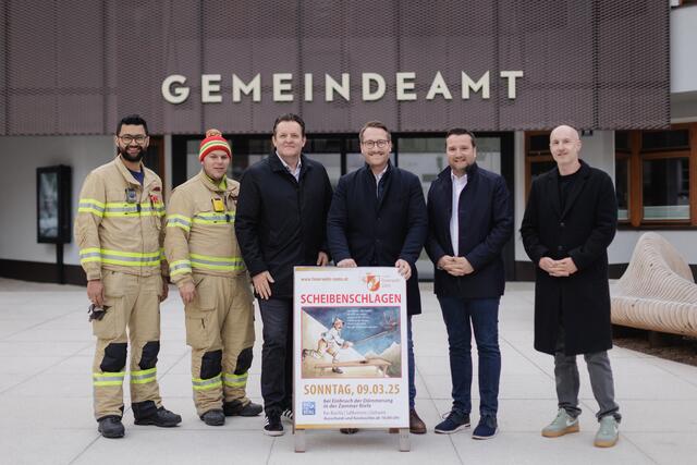 Die Vertreter der Feuerwehr mit LR Rene Zumtobel, LHStv. Philip Wohlgemuth, Bgm. Benedikt Lentsch und Vize Simon Zangerl. | Foto: Preschern