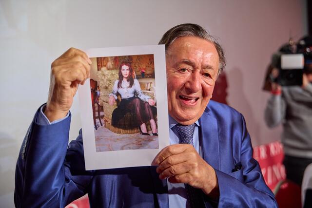 Richard Lugner enthüllte höchstpersönlich, wer ihn 2024 zum Opernball begleiten wird. | Foto: Starpix / picturedesk.com