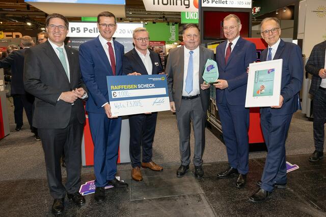 Welser Bürgermeister Andreas Rabl, Markus Achleitner, Thomas Haas, Geschäftsführer der Fröling Heizkessel- und Behälter GmbH, geschäftsführender Gesellschafter Ernst Hutterer, Landeshauptmann Thomas Stelzer und Gerhard Dell, Geschäftsführer OÖ. Energiesparverband, bei der Übergabe des Preises. | Foto: Land OÖ/Daniela Sternberger
