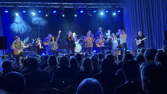 Nach eineinhalb Jahren endete am vergangenen Freitag das Projekt "Beatlemania entan Tauan" der "Lungau Pop Factory" mit Standing Ovations im Gast des Hauses in Obertauern vor begeistertem Publikum.