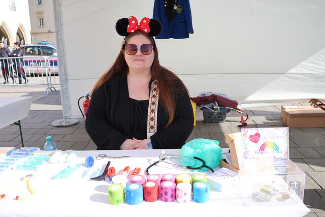 Stefanie Romano ist mit ihrer Kuscheltierklinik im Notfall zur Stelle. | Foto: Kathrin Schauer