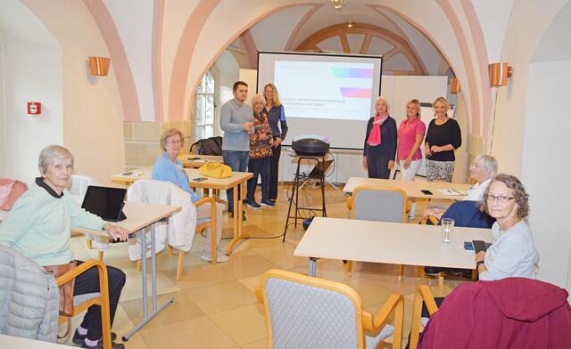 Bild: Referent Alen Velagic mit Teilnehmerinnen am Workshop sowie Stadträtin Roswitha Zieger, Gemeindeschwester Katharina Aigner (von rechts) und Sozialamtsleiterin Doris Hickelsberger (3. von links).
Foto: Bernhard Garaus | Foto: Bernhard Garaus