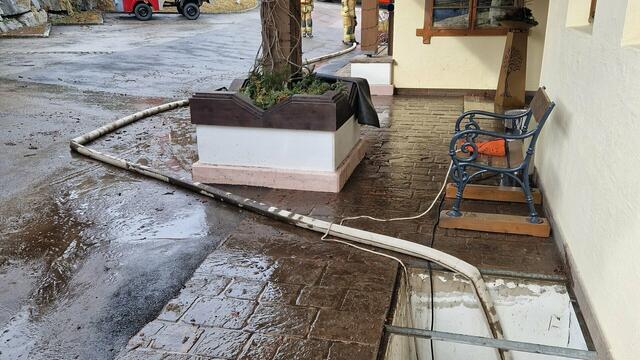 Die Feuerwehr Neukirchen führte die Auspump- und Säuberungsarbeiten durch. | Foto: Feuerwehr Neukirchen