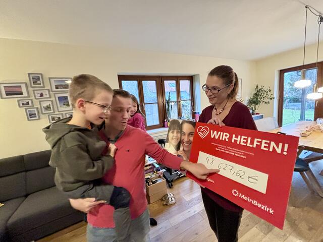 Benjamin mit Spenden-Scheck: Voller Neugier fragt er: „Ist das viel?“ | Foto: Sandra Schütz/Alexandra Goll