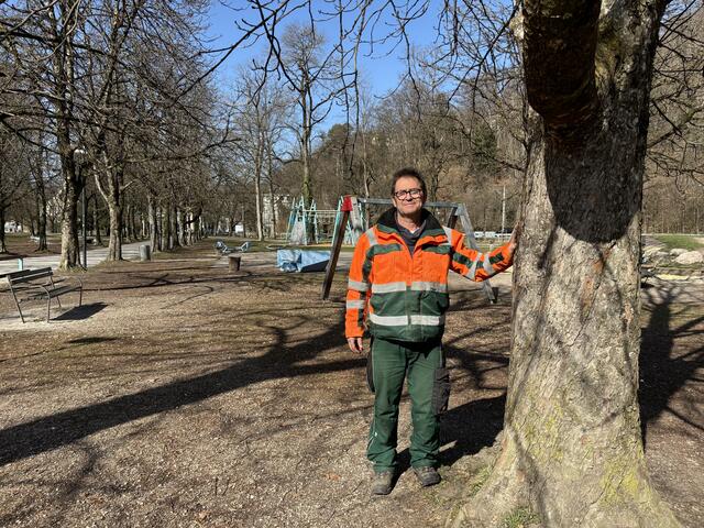 In die Zuständigkeit von ihm und seinen Kollegen aus dem Stadtteilbereich Ost fallen 22 Spielplätze und fünf große Parks, darunter etwa der Hans-Lechner-Park, der Volksgarten und der Gnigler Park. | Foto: Lisa Gold