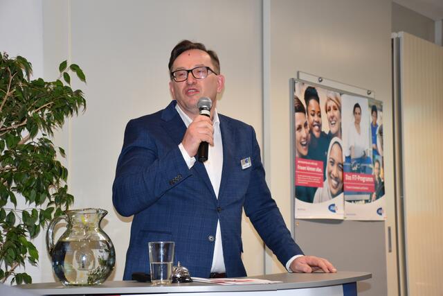 Andreas Strobach vom AMS achtete auf die Einhaltung der Diskussionszeit. | Foto: Alexandra Goll