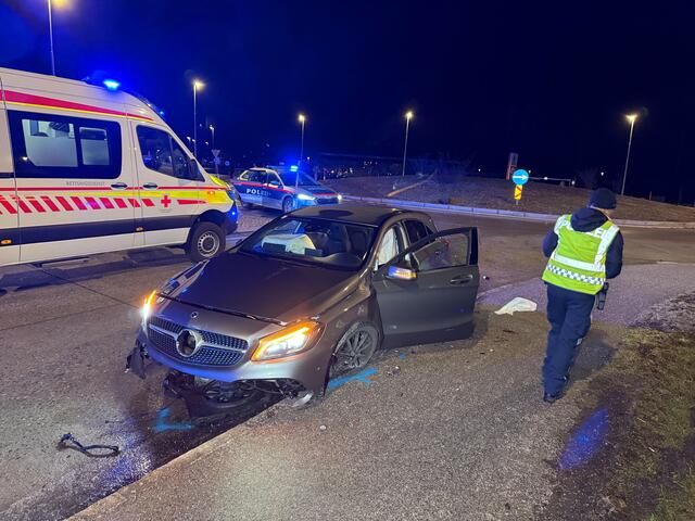 Ein 19-jähriger Lenker lieferte sich am Montagabend eine Verfolgungsjagd mit der Polizei, die in Brixlegg endete. | Foto: ZOOM.Tirol