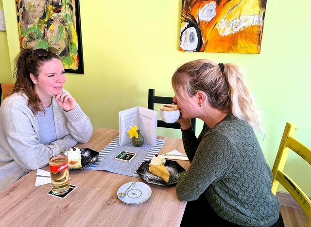 Neben Kaffee und Kuchen werden auch Snacks angeboten. | Foto: Annemarie Schreiner