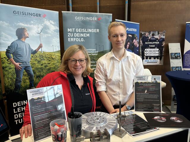 Denise Micelli (Personalentwicklung, Firma Geislinger) mit ihrem Kollegen beim Tag der Lehre in Eugendorf. | Foto: Emanuel Hasenauer