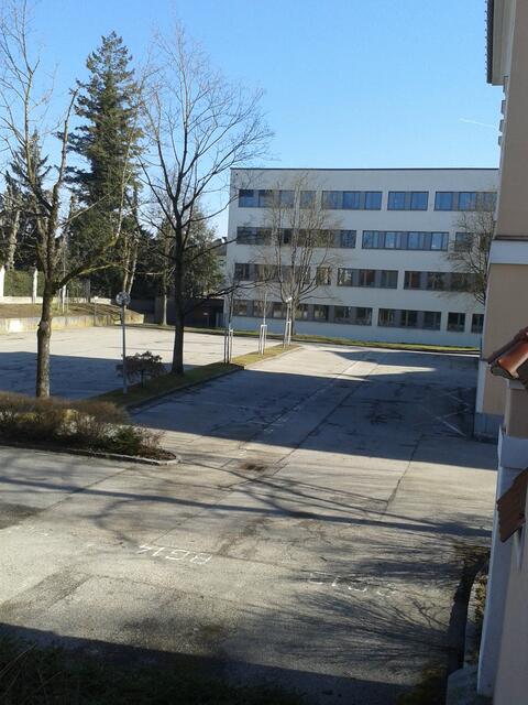 Nach entsprechender Vereinbarung könnten an arbeitsfreien Tagen die rund 50 Parkplätze im Gerichts-Hof genutzt werden – regt der Schärdinger Otmar Öhlinger an. | Foto: Öhlinger