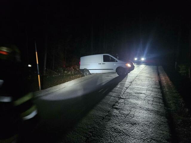 Ein weiteres Fahrzeug war beim Wenden mit den Hinterrädern in den Graben gerutscht und musste ebenfalls geborgen werden. | Foto: FF Krems
