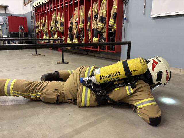 Hindernisse überwinden: In drei Minuten müssen 18 Hindernisse durch Übersteigen und Unterkriechen bewältigt werden. | Foto: FF-Niederalm