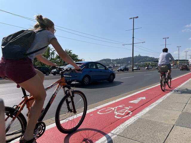 Das geplante Radwegprovisiorium auf der Nibelungenbrücke wird voraussichtlich am 7. April eröffnet. Dann kann die Brücke auf beiden Seiten in beide Richtungen befahren werden. | Foto: MeinBezirk/Archiv