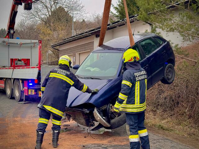 Das Fahrzeug wurde vonseiten der Feuerwehr Böheimkirchen mithilfe eines Wechselladers geborgen und abtransportiert. | Foto: DOKU-NÖ
