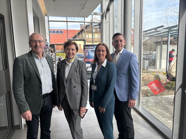 Landtagspräsidentin Brigitta Pallauf (Mitte) besuchte die Veranstaltung in Eugendorf. Manuela Seidl (Geschäftsführerin des AMS-Salzburg-Umgebung) und Bürgermeister Robert Bimminger waren ebenfalls vor Ort. | Foto: Emanuel Hasenauer