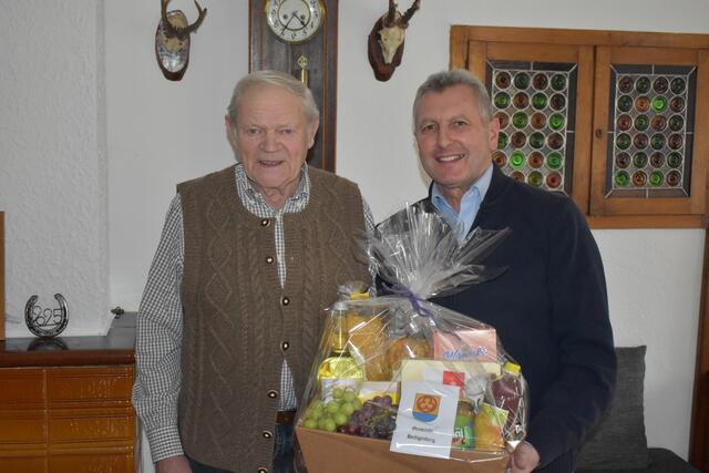 Bürgermeister Manfred Haslehner und der Jubilar Josef Rennmayr | Foto: Gemeinde Heiligenberg