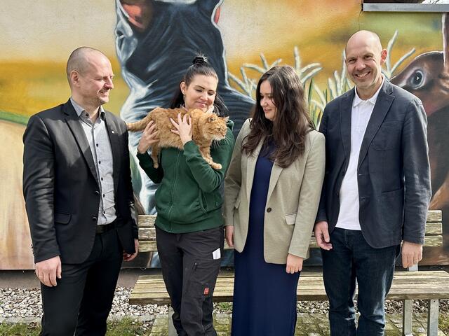 Tierpflegerin Sandra von der Arche Wels und Thomas Rammerstorfer konnten den Grünen Landtagsabgeordneten einen guten Einblick in die Arbeit des städtischen Tierheims bieten. | Foto: Rammerstrofer/Stadt Wels