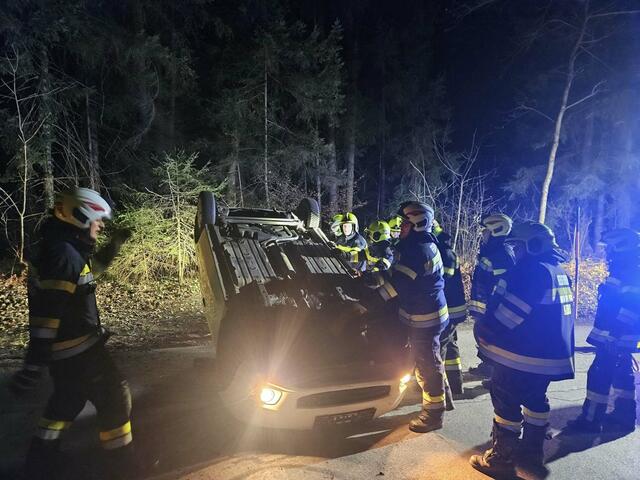 Nach der Rettung der Person wurde das Auto geborgen. | Foto: FF Krems
