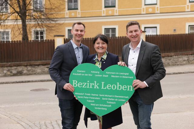 Im Zuge der "Gemeindestammtische" war Landeshauptmann-Stellvertreterin Manuela Khom auf Besuch in der Montanstadt. Im Bild: Reinhard Lerchbammer, Manuela Khom und Andreas Kühberger (v. l.) | Foto: ÖVP Leoben