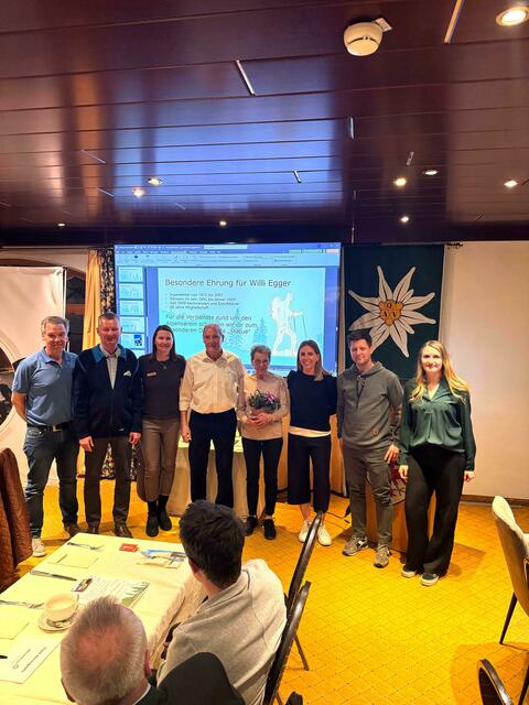 Dank und Anerkennung für 60 Jahre im Dienste des Alpenvereins Kirchbeg gebührt Willi Egger. Der Vorstand gratulierte ihm und dankte auch seiner Frau Sieglinde.  | Foto: OAV Sektion Kirchberg