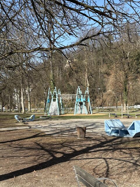 In die Zuständigkeit von ihm und seinen Kollegen aus dem Stadtteilbereich Ost fallen 22 Spielplätze und fünf große Parks, darunter etwa der Hans-Lechner-Park, der Volksgarten und der Gnigler Park. | Foto: Lisa Gold
