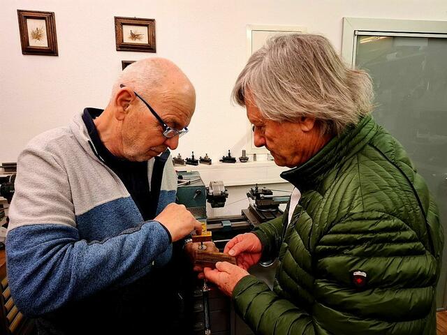 Fotograf Richard Mayr (rechts) und Handwerker Franz Lukas mit dem Brandeisen, einem Unikat zur Markierung eines Teils der Buchauflage.