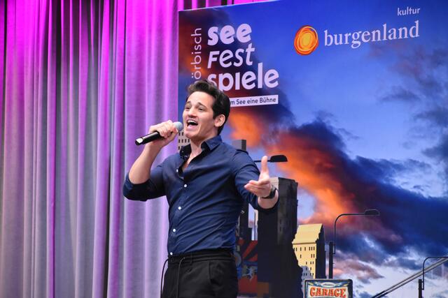 Einen ersten Vorgeschmack auf den Sommer gab Hauptdarsteller Fabio Diso.  | Foto: Stefan Schneider