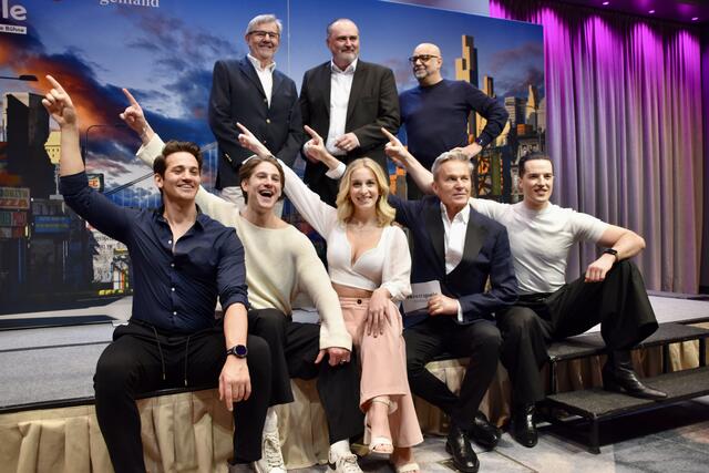 "Saturday Night Fever" auf der Seebühne Mörbisch. Der richtige Hüftschwung sitzt bereits bei den Darstellerinnen und Darstellern.  | Foto: Stefan Schneider