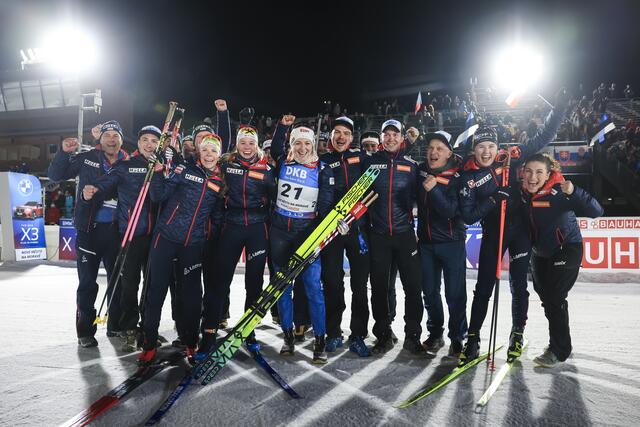 Begeisterung beim gesamten ÖSV-Team über die beste Saisonplatzierung von Lisa Hauser (Mi.). | Foto: Nordic Focus