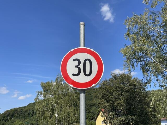 Gerade im Ortsgebiet – speziell in Tempo-30-Zonen bei Schulen – wird die erlaubte Geschwindigkeit von fast 60 Prozent der Fahrzeuglenkenden überschritten. | Foto: Lauren Seywald / MeinBezirk