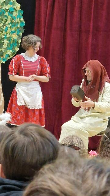 Die Schauspielerin und der Schauspieler, beide aus Deutschland, zeigten das deutsche Märchen "Little Red Riding Hood" der Gebrüder Grimm in englischer Sprache. | Foto: SMS Zwettl