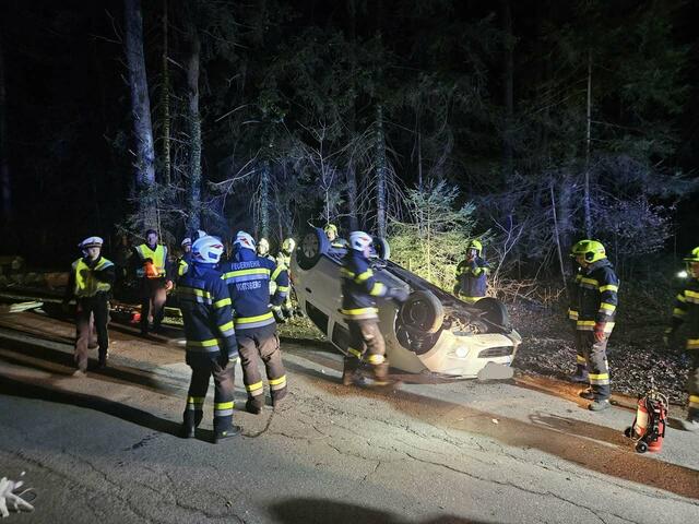 Ein Fahrzeug lag am Dach, eine bewusstlose Person war im Auto eingeklemmt. | Foto: FF Krems