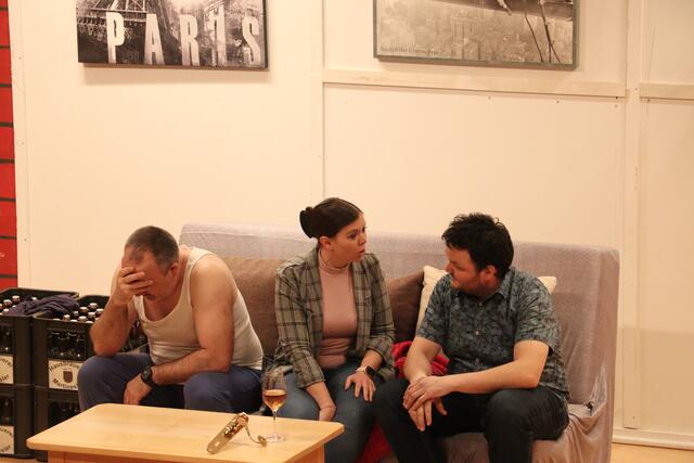 Peter (links) ist die Situation eindeutig zuviel, Freund Olaf findet Gefallen an Nachbarin Diana. | Foto: Seelos