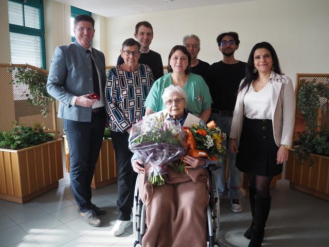 Jubilarin Rosina Pölzl mit Bezirkshauptmann Christian Pehofer, Tochter Brunhilde Pölzl, Ortsvorsteher von Tiefenbach Franz Krauskopf, Pflege- und Betreuungsmanagerin Manuela Kreindl, Sohn Josef Pölzl, Enkel Sven Pölzl und Pflegedirektorin Mona Riegler. | Foto: PBZ Weitra