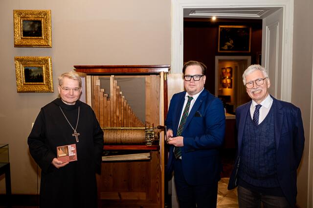 Abt Nikolaus, Christoph Wellner und Eduard Strauss zeigen sich begeistert von dem seltenen Fund. | Foto: Erzdiözese Wien / Stephan Schönlaub