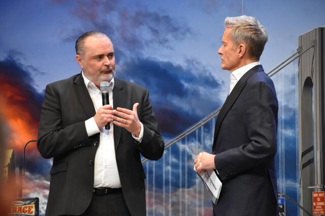 Landeshauptmann Hans Peter Doskozil wollte sich auf keinen Lieblingssong der Bee Gees festlegen. Er freue sich "Discofieber am Neusiedler See".  | Foto: Stefan Schneider