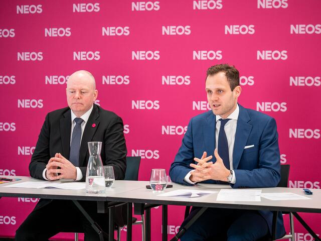 V. r.: Felix Eypeltauer, NEOS-Landessprecher und Klubobmann im Oö. Landtag sowie Markus Hofer, Abgeordneter zum Nationalrat, Sprecher für Finanzen, Industrie, Standort &amp; Startups bei der Pressekonferenz am Dienstagvormittag.
 | Foto: NEOS