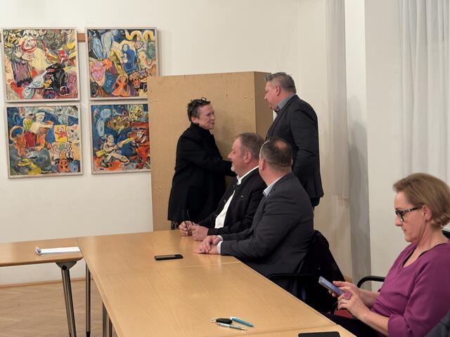 Bisherige Vizebürgermeisterin übergab den Vorsitz an den neu gewählten Bürgermeister Hofstätter. | Foto: Alexandra Goll