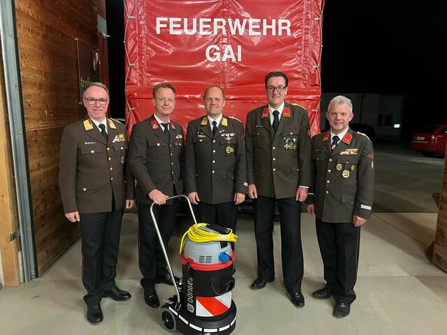 Bürgermeister Mario Abl übergab bei der Wehrversammlung an die Feuerwehr Gai einen neuen Nassstaubsauger. | Foto: FF Gai