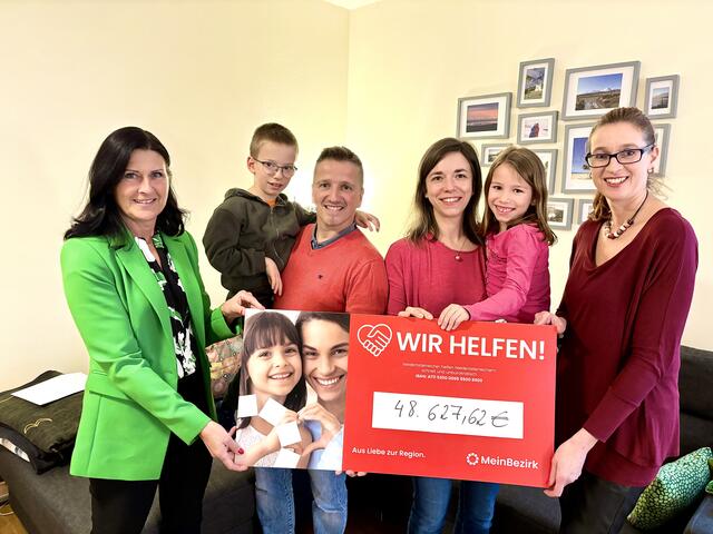 Der Spendenscheck wurde symbolisch durch MeinBezirk NÖ-Chefredakteurin Karin Zeiler (links) und Redaktionsleiterin von Hollabrunn Alexandra Goll an die Familie überreicht. | Foto: Sandra Schütz/Alexandra Goll