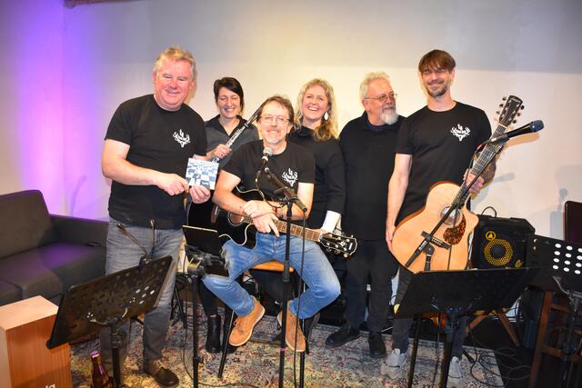 CD „Schwarz oder Weiß“ von Tres Bois – Ein Album, das zum Nachdenken anregt und musikalisch überzeugt. | Foto: Alexandra Goll