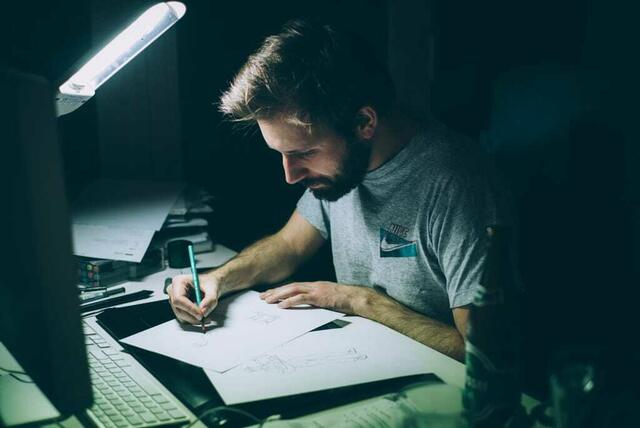 Vom Graphic Designer zum Illustrator: Daniel Spreitzer wagte vor mehr als zehn Jahren den Sprung in die Selbstständigkeit.  | Foto: Daniel Spreitzer