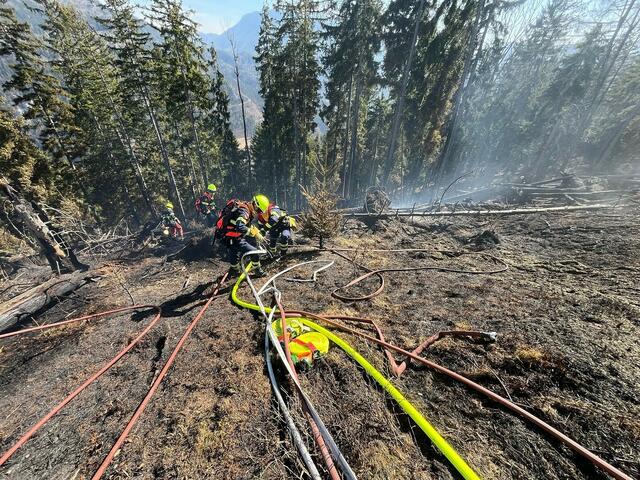 Die Löscharbeiten waren auch ob des schwierigen Geländes überaus schwierig.  | Foto:  Freiwillige Feuerwehr Weidling, SID-Team LFV NÖ