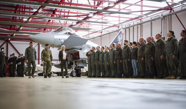 Ministerin Klaudia Tanner und Co. beim Festakt für den Eurofighter in Zeltweg. | Foto: HBF/Carina Karlovits