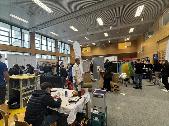 Teilweise war die Turnhalle in Eugendorf komplett mit Besucherinnen und Besuchern gefüllt, zur Mittagszeit war es kurz etwas ruhiger. | Foto: Emanuel Hasenauer