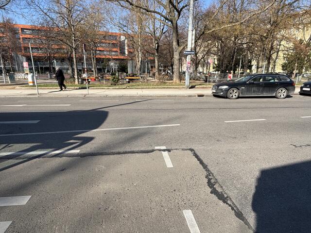 So nah und doch so fern: Der Hermann-Leopoldi-Park ist eine Sperre, um zum Meidlinger Markt zu kommen, so Valentin Fuhry. | Foto: Karl Pufler/MeinBezirk