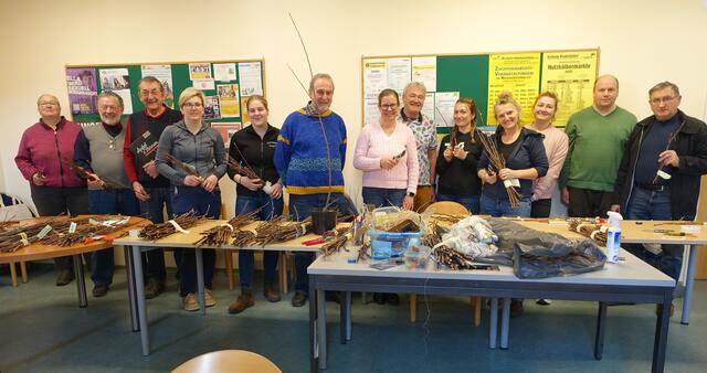 Die Teilnehmer des Veredelungskurses in Eschenau mit Pomologin Gerlinde Handlechner (4.v.r.).  | Foto: LEADER-Region