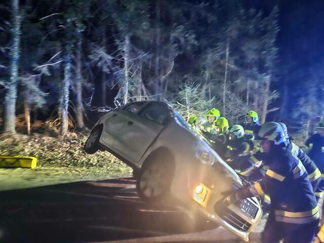 Mit Manneskraft wurde das Fahrzeug wieder auf die vier Räder gestellt. | Foto: FF Krems