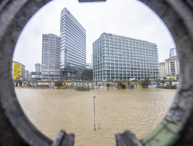 Enorme Regenmengen verursachten ein Hochwasser am Donaukanal. | Foto: TOBIAS STEINMAURER / APA / picturedesk.com